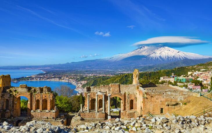 Teatro Antico di Taormina auf Sizilien mit dem Ätna im Hintergrund, Italien