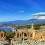 Teatro Antico di Taormina auf Sizilien mit dem Ätna im Hintergrund, Italien