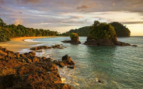 Playa Espadilla im Nationalpark Manuel Antonio auf Costa Rica