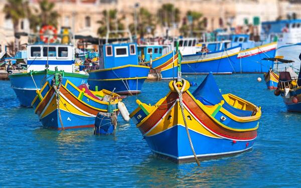 farbige Fischerboote auf Malta